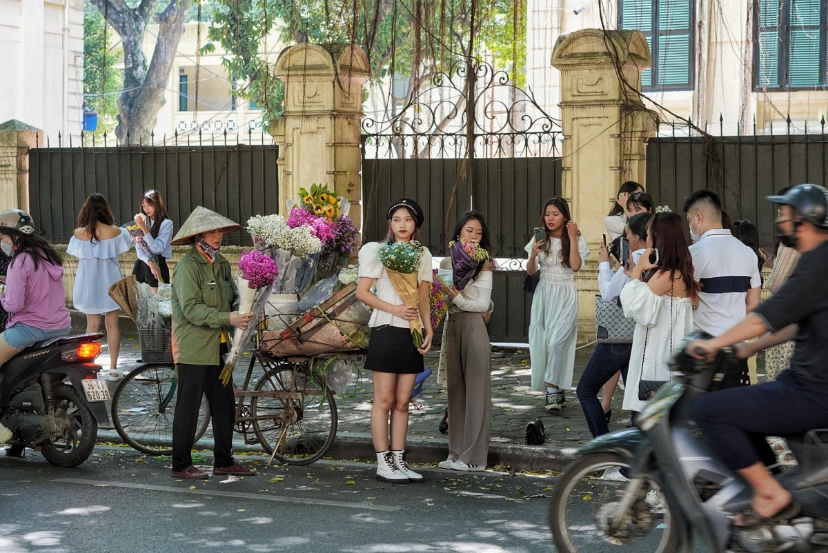 Người Hà Nội đổ ra phố tận hưởng tiết trời thu