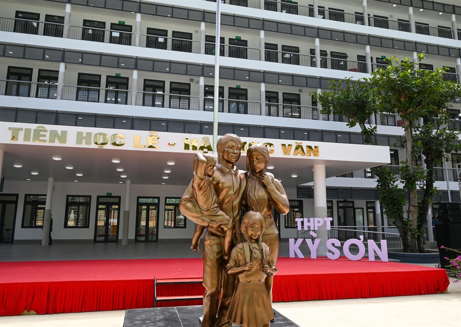 Chủ tịch Quốc hội dự Lễ khánh thành công trình Trường trung học phổ thông Kỳ Sơn