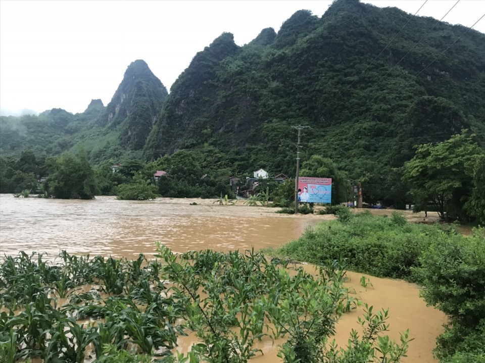Hình ảnh mưa lớn gây ngập úng, sạt lở đất tại Lạng Sơn, Bắc Giang