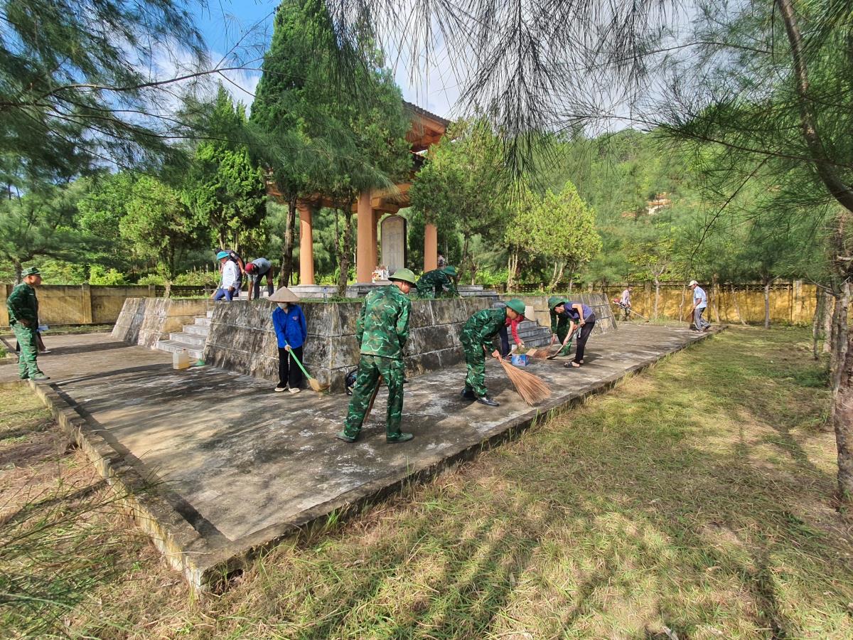 Quảng Ninh: Ra quân làm sạch môi trường