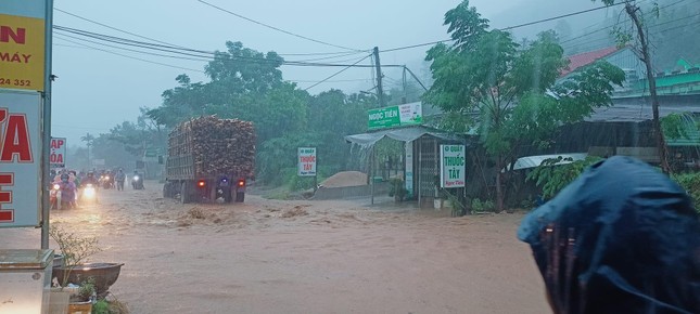 Mưa lớn gây sạt lở quốc lộ14B ở Quảng Nam