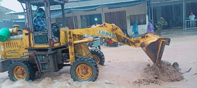 Mưa lớn gây sạt lở quốc lộ14B ở Quảng Nam
