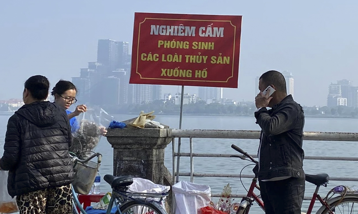 Hồ Tây hạn chế thả cá phóng sinh dịp ông Công ông Táo