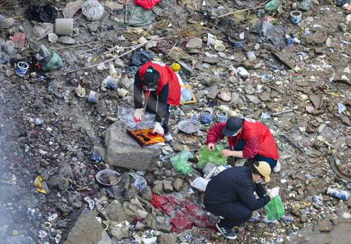 Sinh viên hỗ trợ người dân thả cá chép ngày Tết Ông Công Ông Táo để bảo vệ môi trường
