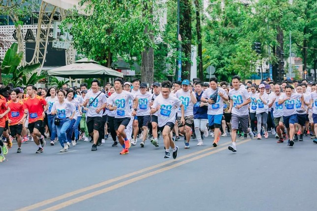 Hoa hậu H'Hen Niê cùng hàng ngàn bạn trẻ tham gia chạy bộ, hưởng ứng chiến dịch Giờ Trái đất 2023