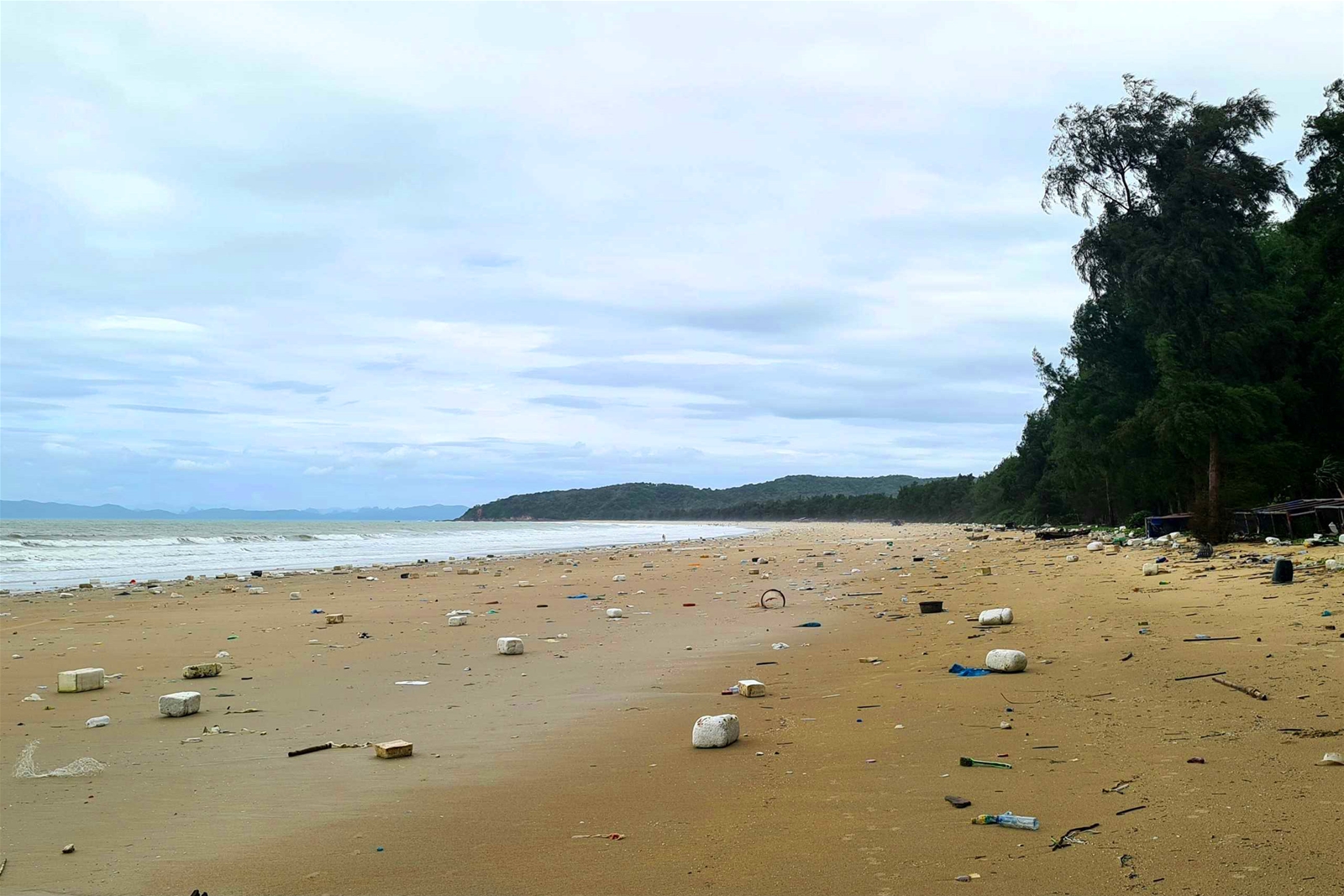 7km bãi biển Tình Yêu ở Cô Tô ngập rác phao xốp