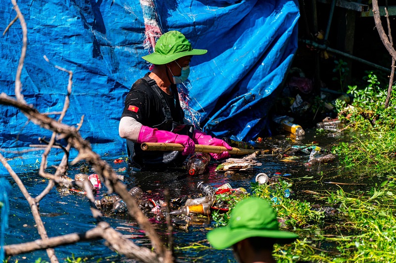 Nhóm các bạn trẻ tình nguyện dọn rác vì một “Việt Nam Xanh”