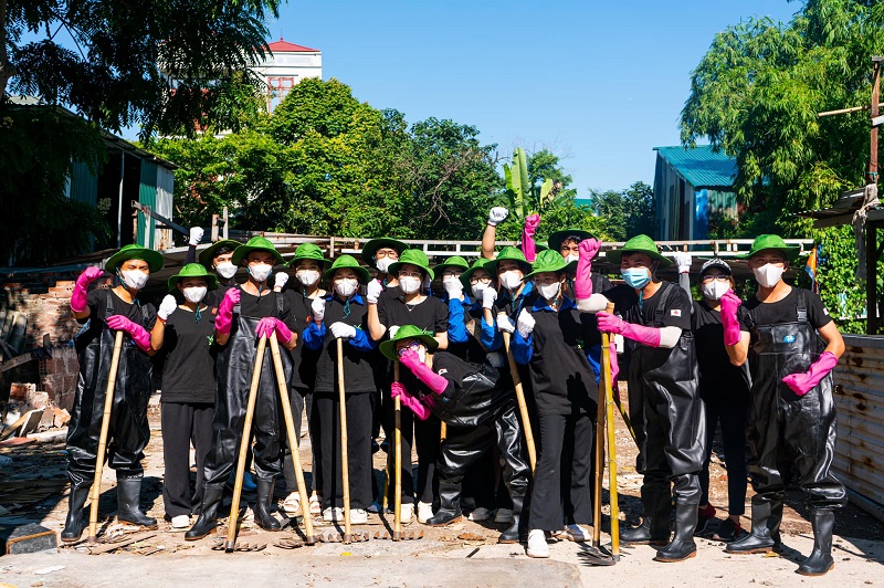 Nhóm các bạn trẻ tình nguyện dọn rác vì một “Việt Nam Xanh”