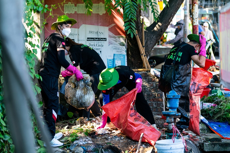 Nhóm các bạn trẻ tình nguyện dọn rác vì một “Việt Nam Xanh”