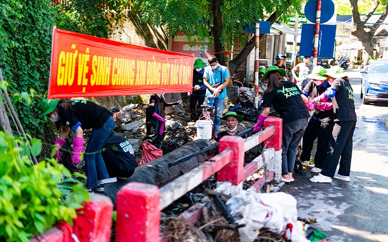 Nhóm các bạn trẻ tình nguyện dọn rác vì một “Việt Nam Xanh”