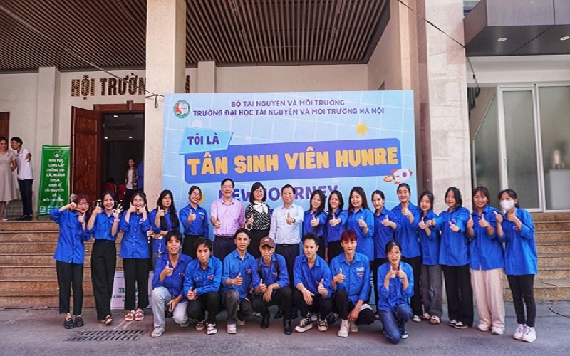Đại học Tài nguyên và Môi trường Hà Nội: gọi tên tân sinh viên thứ 2000 trong ngày tựu trường