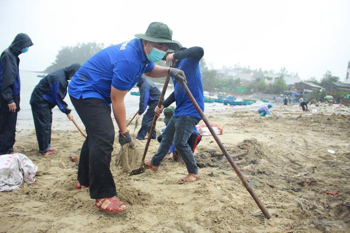 Quảng Ngãi: Trận chiến với bãi rác ở bờ biển