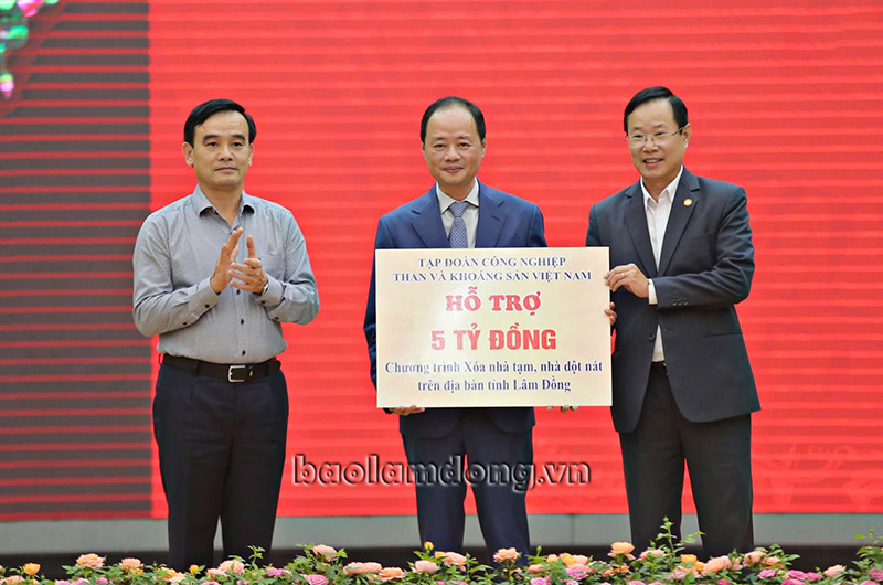 Thủ tướng Phạm Minh Chính dự Lễ tiếp nhận ủng hộ Chương trình Xoá nhà tạm tại Lâm Đồng