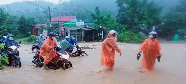 Mưa lớn gây sạt lở quốc lộ14B ở Quảng Nam