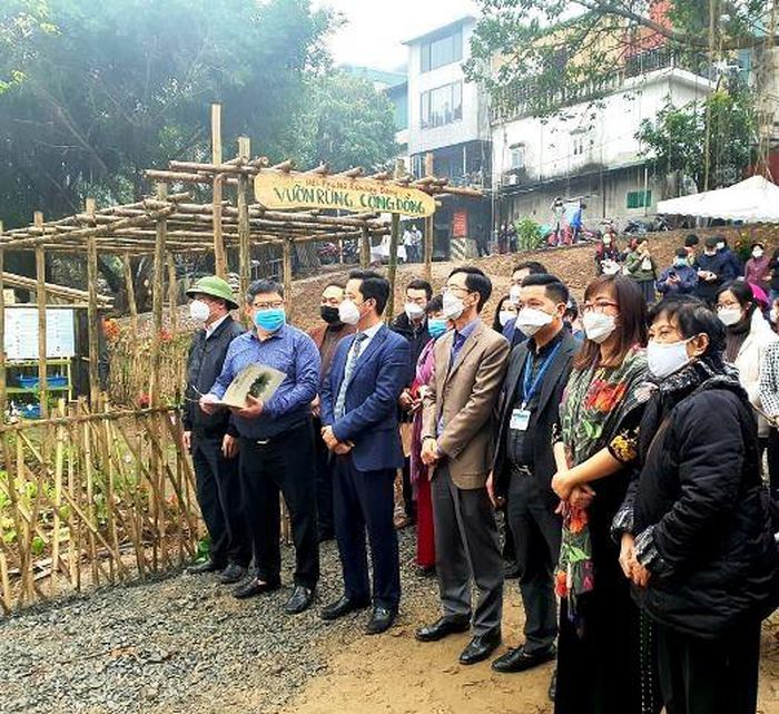 Bãi rác khu vực bờ vở sông Hồng thành sân chơi đa chức năng