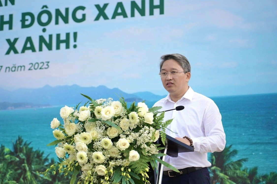 Hàng trăm bạn trẻ Khánh Hòa nhặt rác trên biển