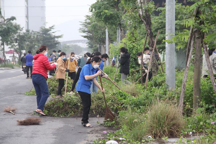 Hàng trăm bạn trẻ Đà Nẵng dọn vệ sinh các điểm nóng môi trường