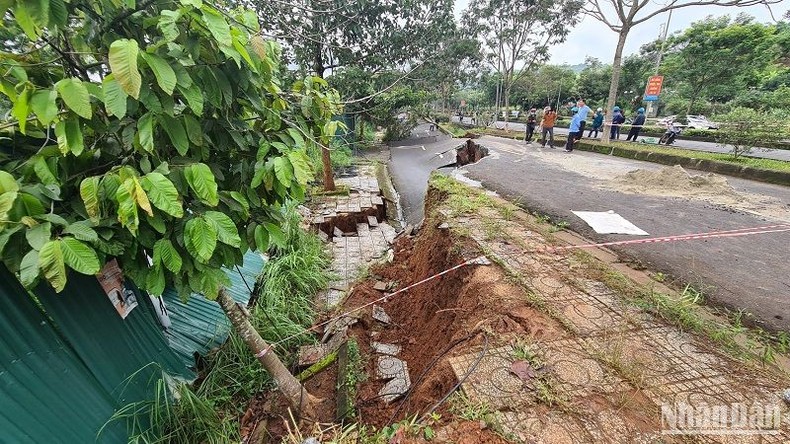 Sạt trượt trên đường Hồ Chí Minh đoạn qua Đắk Nông