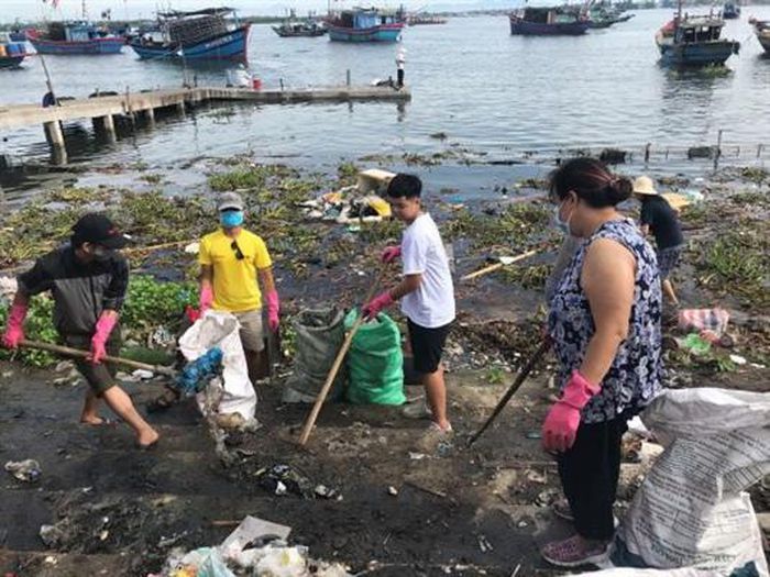 Cùng nhau vớt rác khi dã ngoại