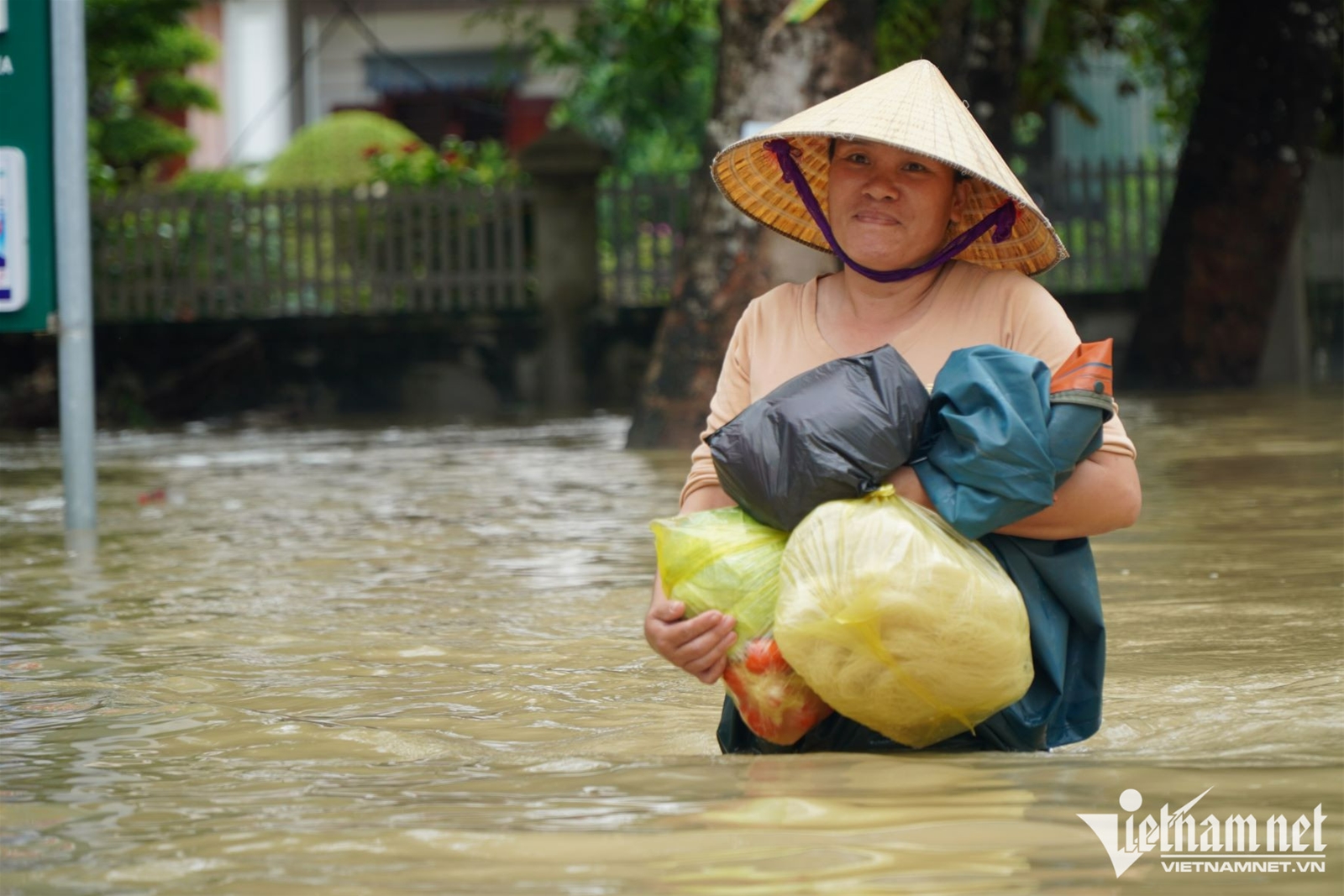 Lội nước ngập ngang thân cứu trợ giúp dân vùng rốn lũ