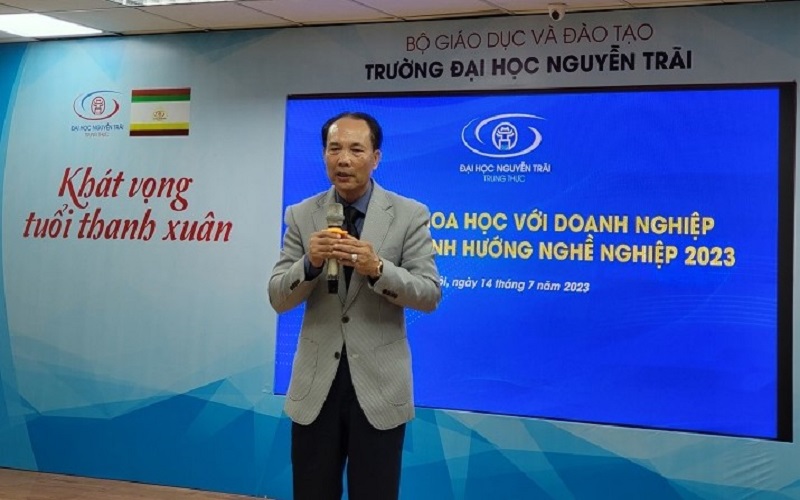 Tạp chí Tài nguyên và Môi trường nhận tri ân của Trường đại học Nguyễn Trãi