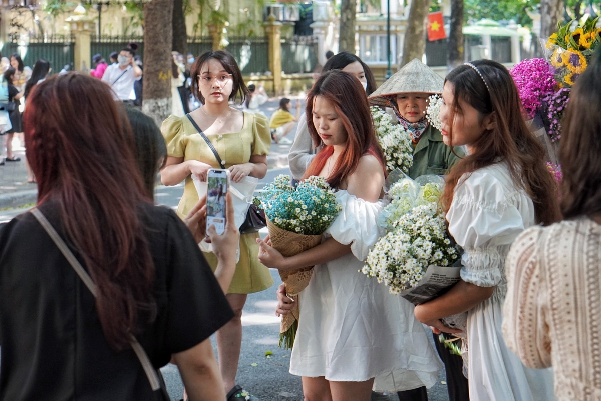 Người Hà Nội đổ ra phố tận hưởng tiết trời thu