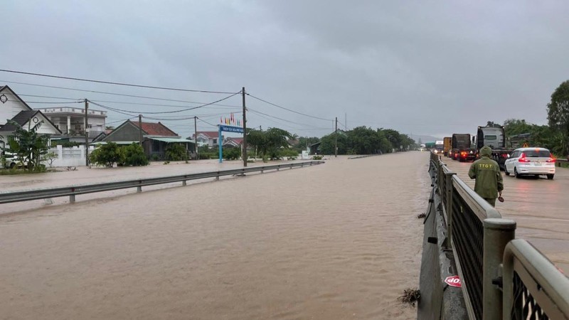 Thiệt hại ban đầu do mưa lớn, Phú Yên tiếp tục ứng phó