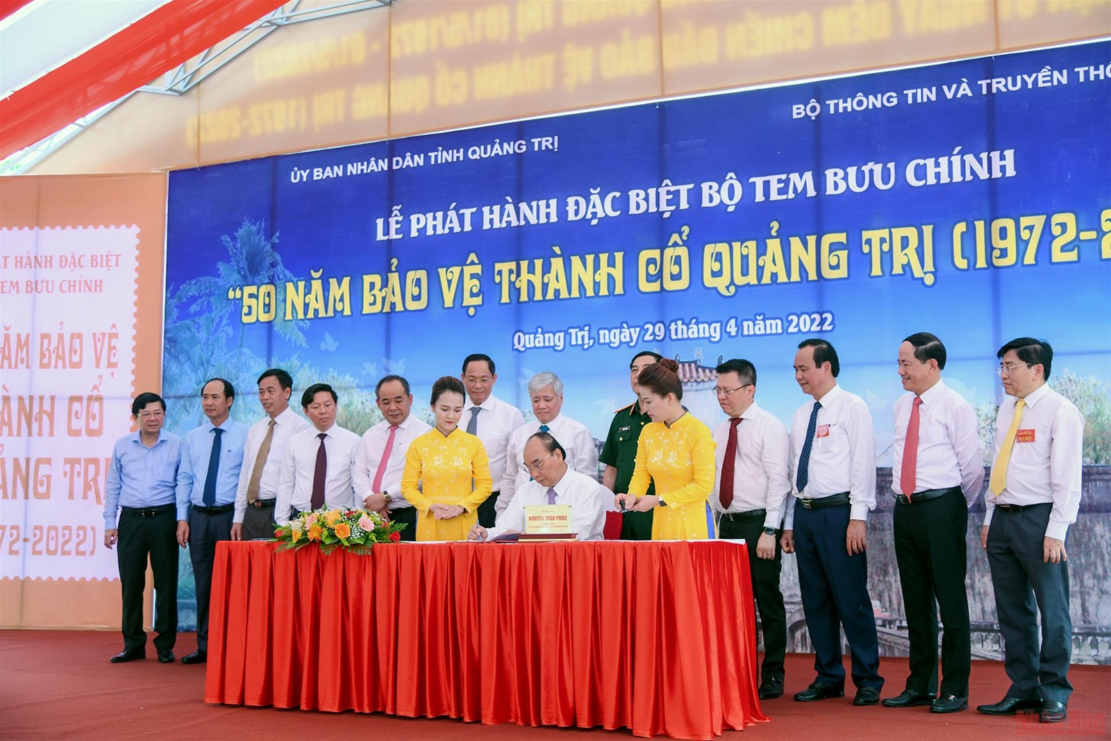 Chủ tịch nước Nguyễn Xuân Phúc dâng hương Thành cổ Quảng Trị và Khu lưu niệm Tổng Bí thư Lê Duẩn