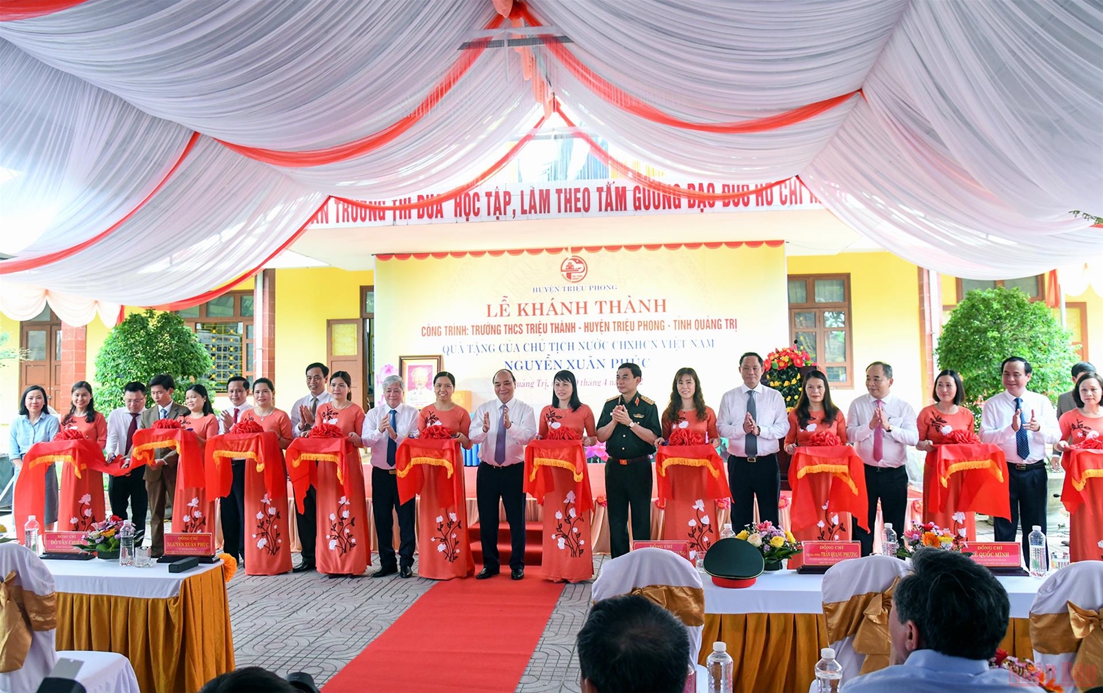 Chủ tịch nước Nguyễn Xuân Phúc dâng hương Thành cổ Quảng Trị và Khu lưu niệm Tổng Bí thư Lê Duẩn