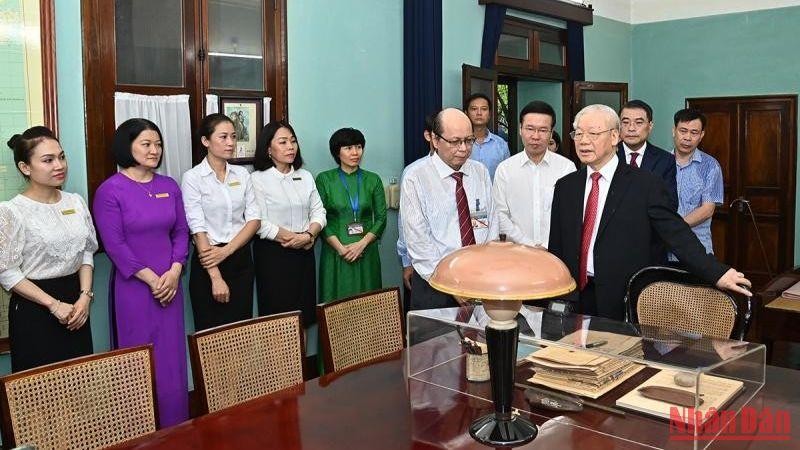 Tổng Bí thư Nguyễn Phú Trọng dâng hương tưởng niệm Chủ tịch Hồ Chí Minh