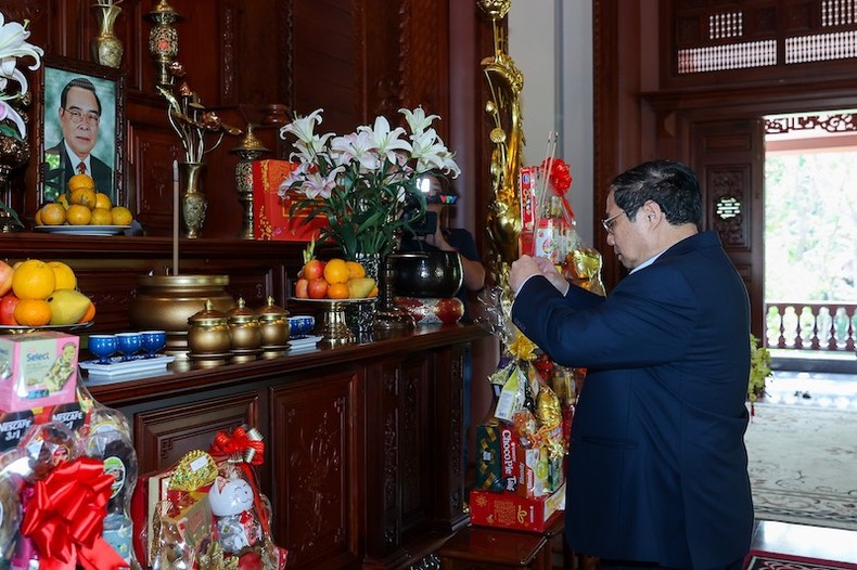 Thủ tướng Phạm Minh Chính dâng hương các đồng chí cố Thủ tướng