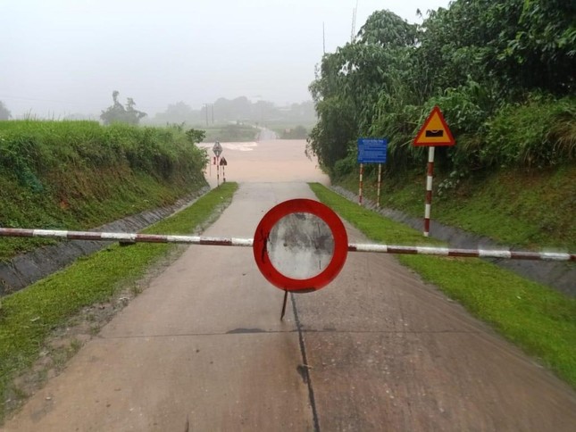 Mưa lũ khiến nhiều địa phương ở Quảng Ninh bị chia cắt, chìm trong biển nước