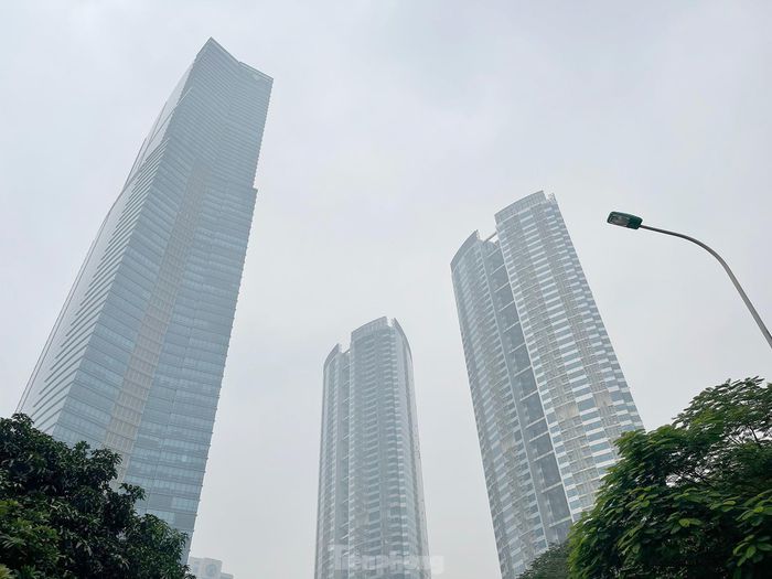 Chỉ số ô nhiễm ở mức xấu, Hà Nội mù mịt trong làn sương trắng dày đặc
