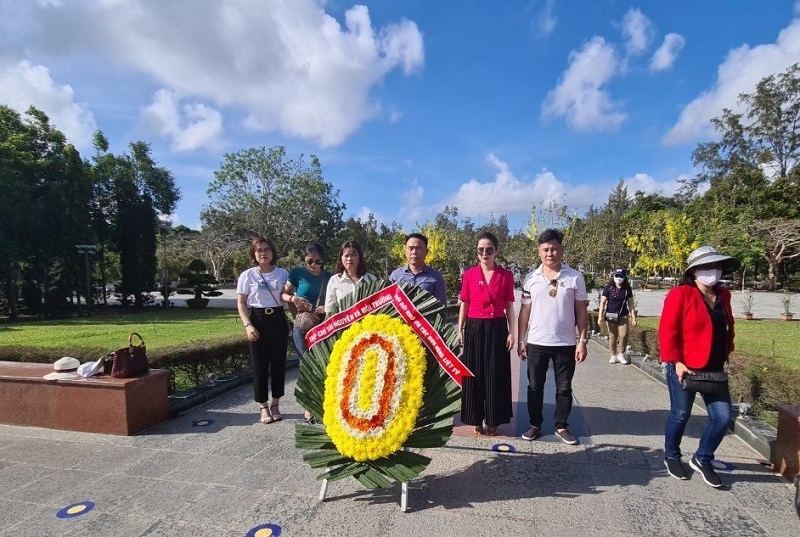 Tạp chí Tài nguyên và Môi trường trao tặng quà cho các gia đình chính sách tại Côn Đảo