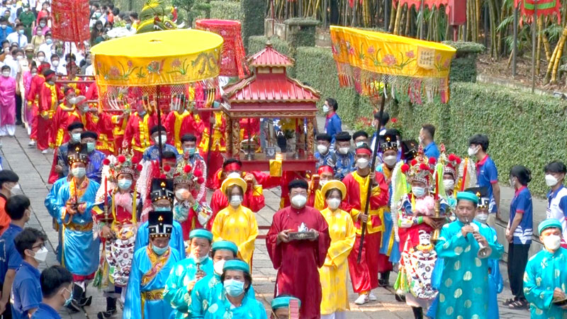 Lãnh đạo, người dân TP Hồ Chí Minh dâng hương tưởng niệm các Vua Hùng