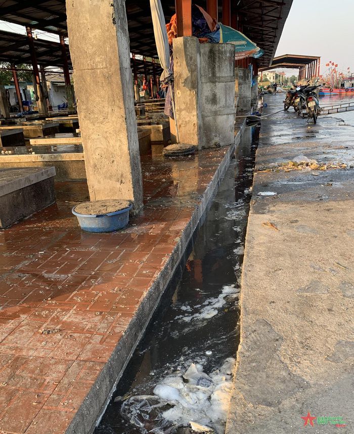 Nghệ An: Báo động tình trạng ô nhiễm môi trường tại bến cá