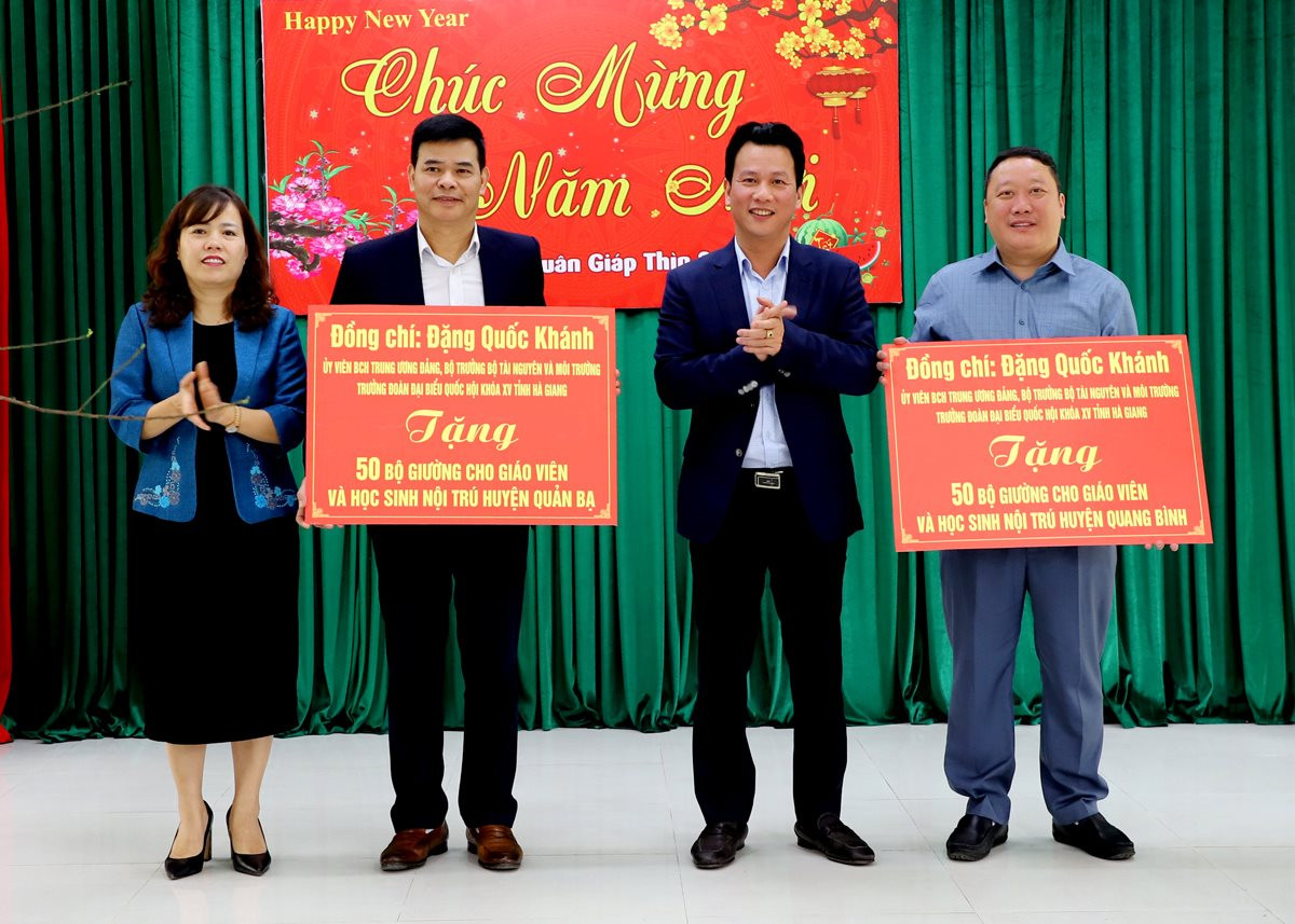 Bộ trưởng Đặng Quốc Khánh tặng quà Trung tâm Công tác xã hội tỉnh Hà Giang và Cơ sở Bảo trợ xã hội Dương Hiển
