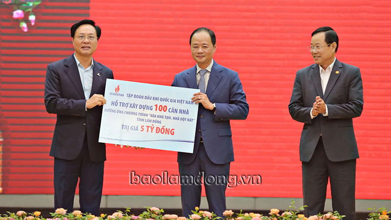 Thủ tướng Phạm Minh Chính dự Lễ tiếp nhận ủng hộ Chương trình Xoá nhà tạm tại Lâm Đồng