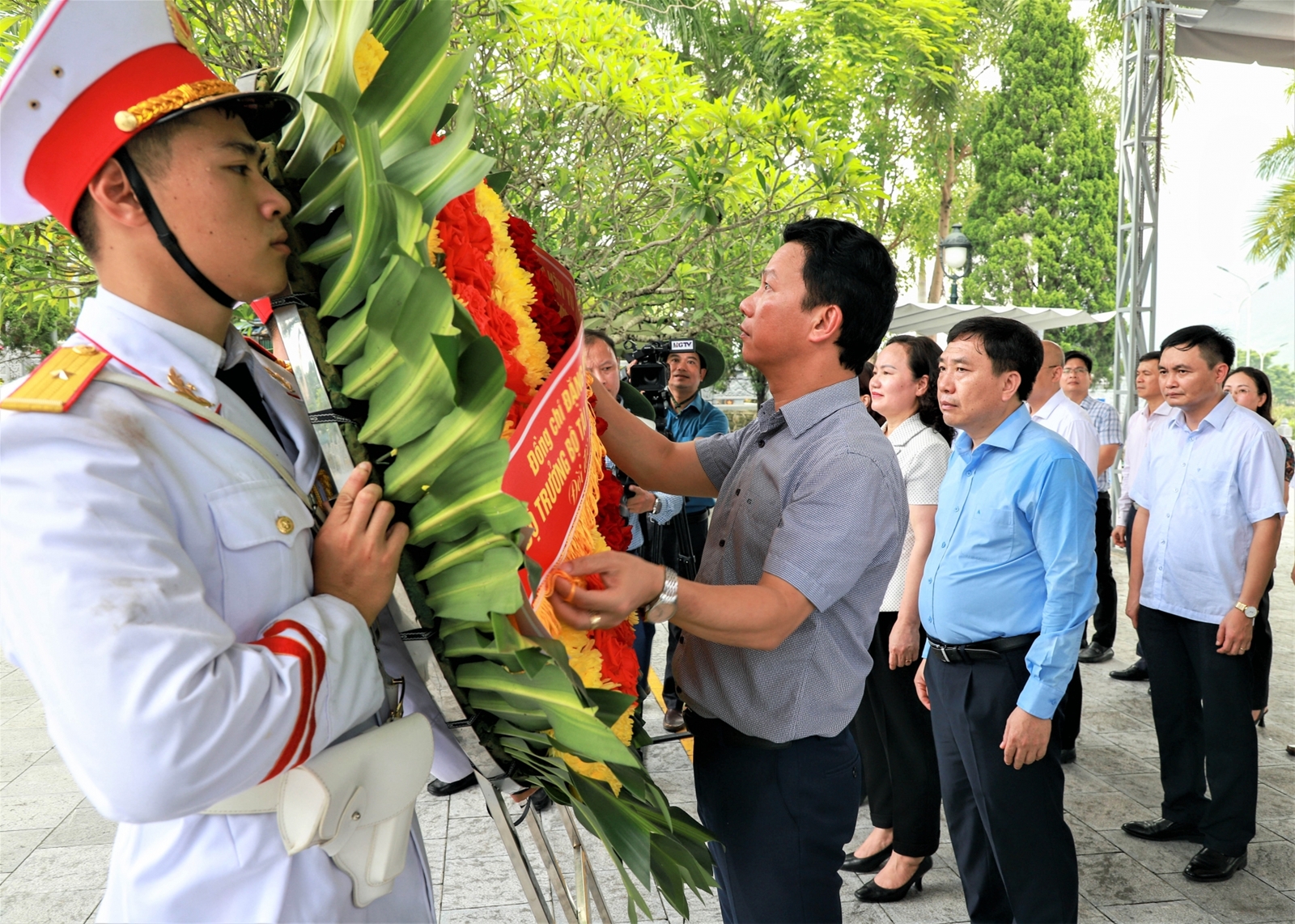 Bộ trưởng Bộ TN&MT Đặng Quốc Khánh viếng các Anh hùng liệt sỹ tại Nghĩa trang Liệt sỹ Quốc gia Vị Xuyên