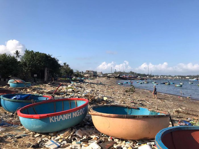 Quảng Ngãi: Trận chiến với bãi rác ở bờ biển