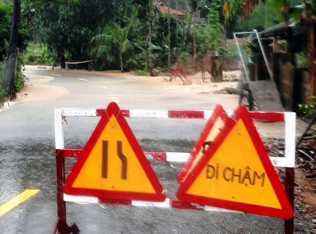 Mưa rất lớn, đường vào khu du lịch Laguna, tuyến QL 49B tái diễn sạt lở nặng