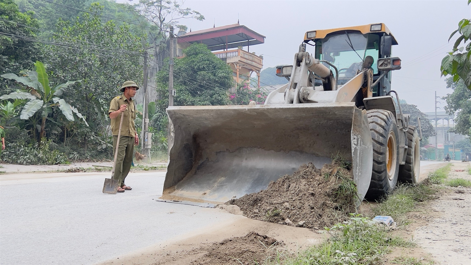 Bí thư Huyện uỷ Yên Bình cùng gần 400 cán bộ, người dân ra quân vệ sinh môi trường
