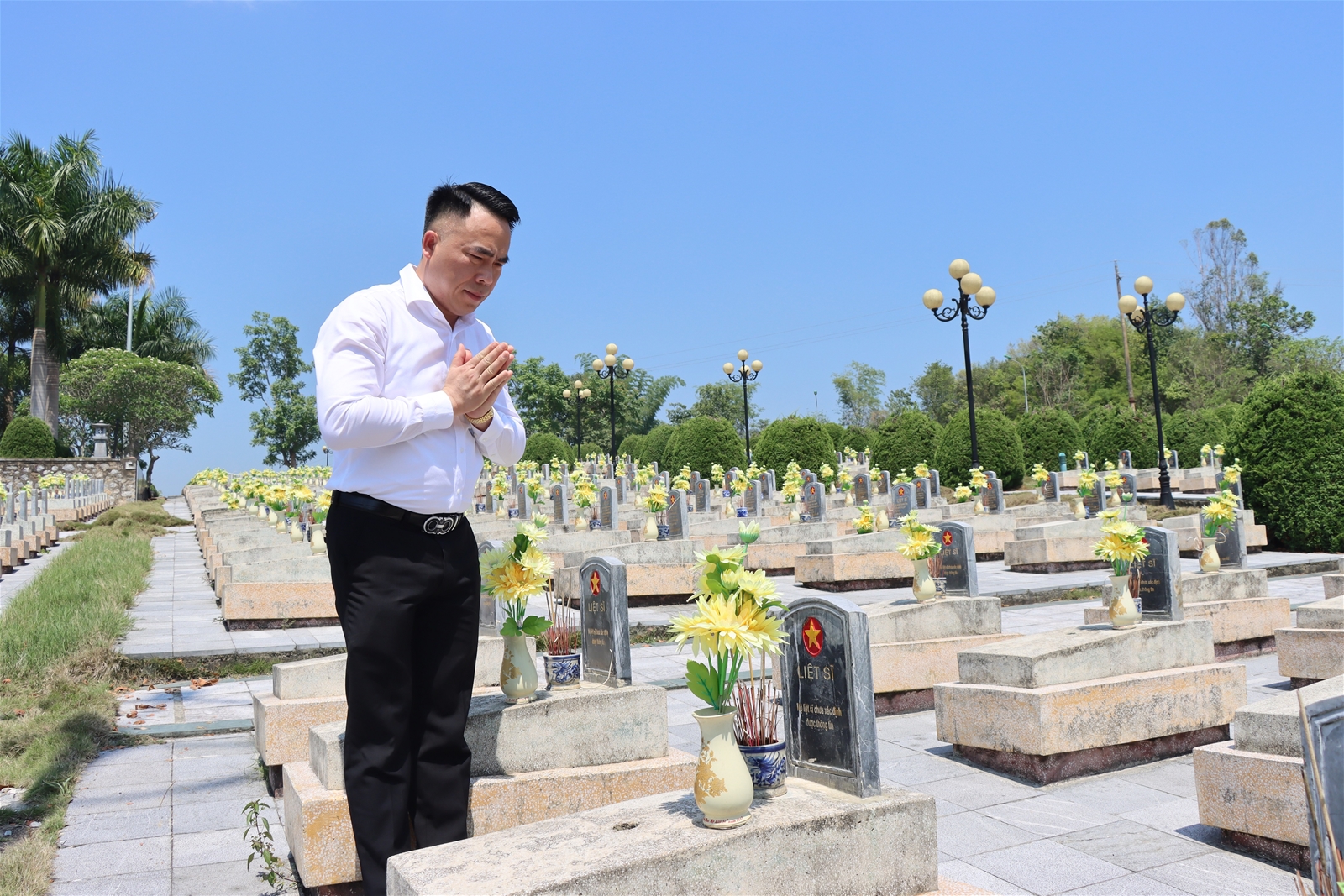 Đoàn công tác Tạp chí Tài nguyên và Môi trường dâng hương các Anh hùng liệt sĩ ở Điện Biên