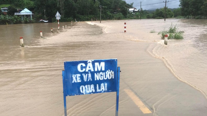 Thiệt hại ban đầu do mưa lớn, Phú Yên tiếp tục ứng phó