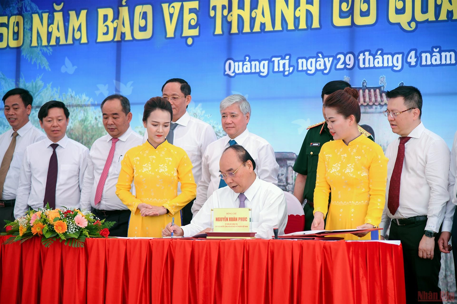 Chủ tịch nước Nguyễn Xuân Phúc dâng hương Thành cổ Quảng Trị và Khu lưu niệm Tổng Bí thư Lê Duẩn