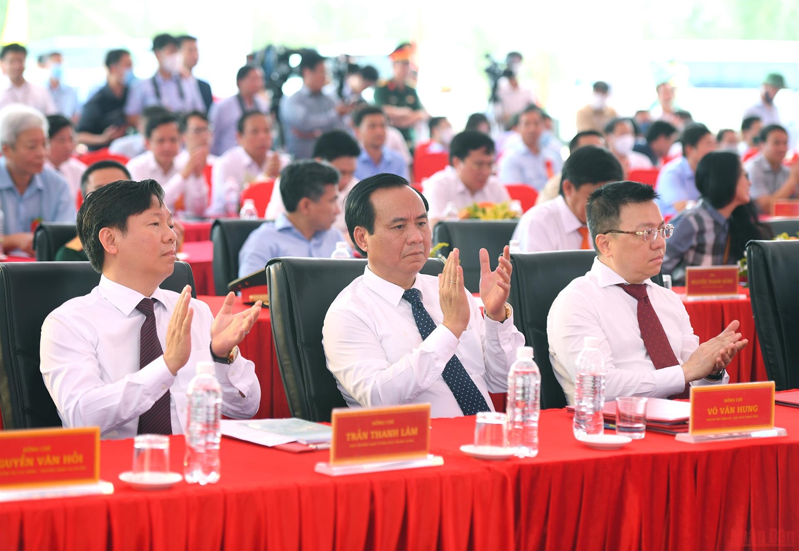 Chủ tịch nước Nguyễn Xuân Phúc dâng hương Thành cổ Quảng Trị và Khu lưu niệm Tổng Bí thư Lê Duẩn