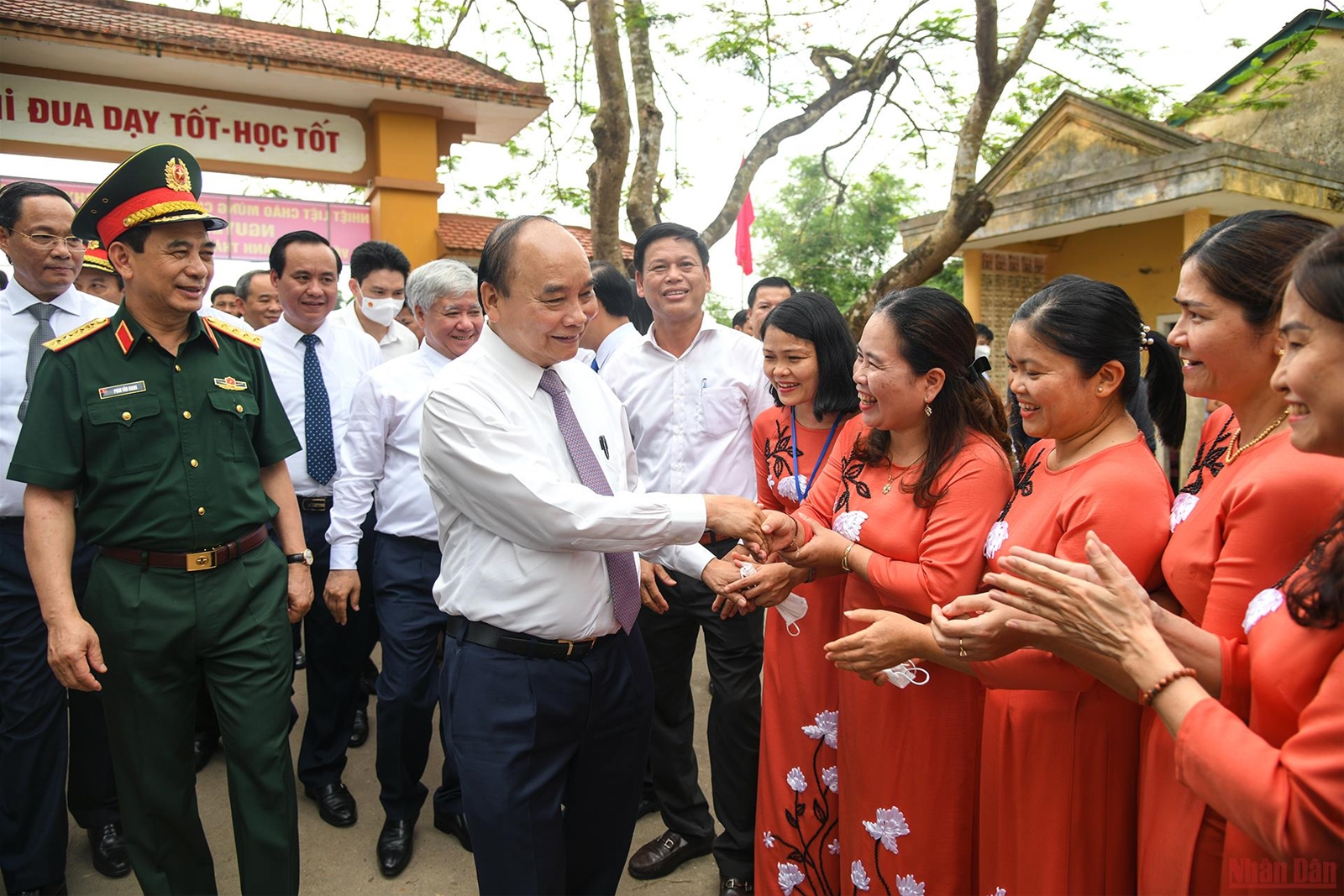 Chủ tịch nước Nguyễn Xuân Phúc dâng hương Thành cổ Quảng Trị và Khu lưu niệm Tổng Bí thư Lê Duẩn