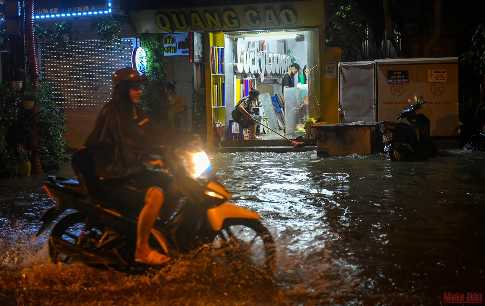 Nhiều tuyến phố ở Hà Nội ngập sâu sau cơn mưa lớn