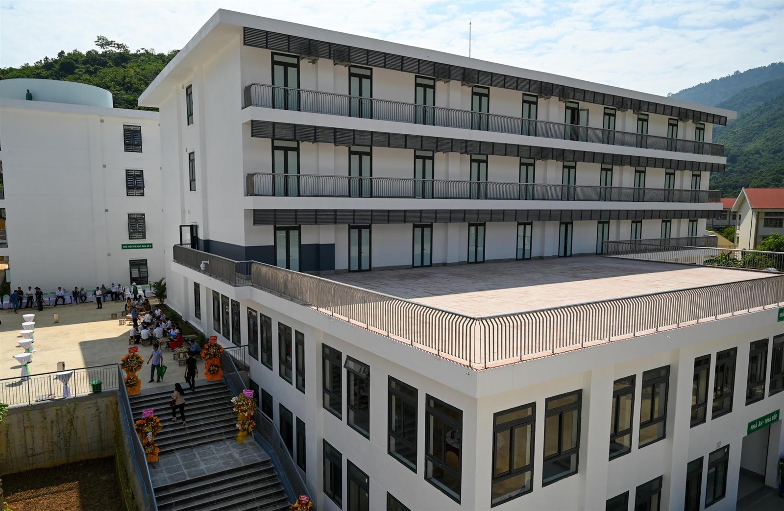 Chủ tịch Quốc hội dự Lễ khánh thành công trình Trường trung học phổ thông Kỳ Sơn