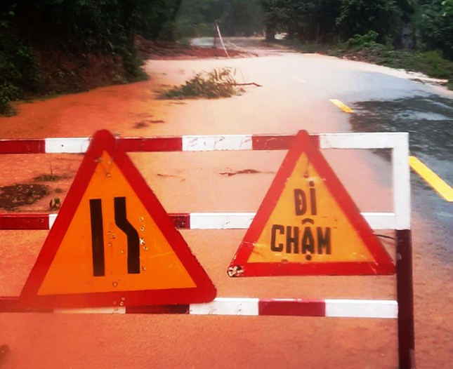 Mưa rất lớn, đường vào khu du lịch Laguna, tuyến QL 49B tái diễn sạt lở nặng